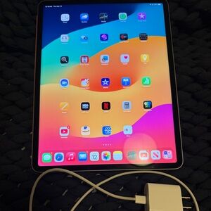 Apple iPad Pro 12.9” (6th Generation) 128 GB w/Cover